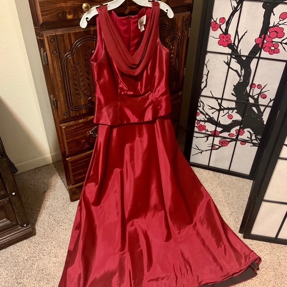 Michaelangelo Bridesmaid Dress in Apple - Picture 3 of 9